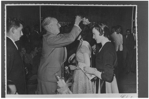 1955 - Il presidente della Pro Chieri incorona la reginetta del cardo Luciana Malino. Riconosacibile a sinistra