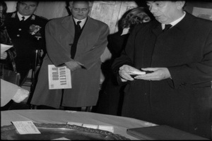 1971 - Il ministro del lavoro Carlo Donat Cattin a destra visita la fiera 