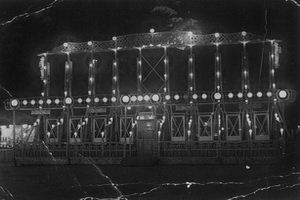 Fine anni '30 inizio '40 - Giostra delle gabbie in piazza Dante.